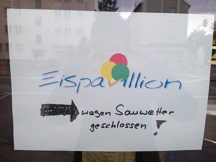 Hier blieb die Ladentür wegen des "Sauwetters" zu.