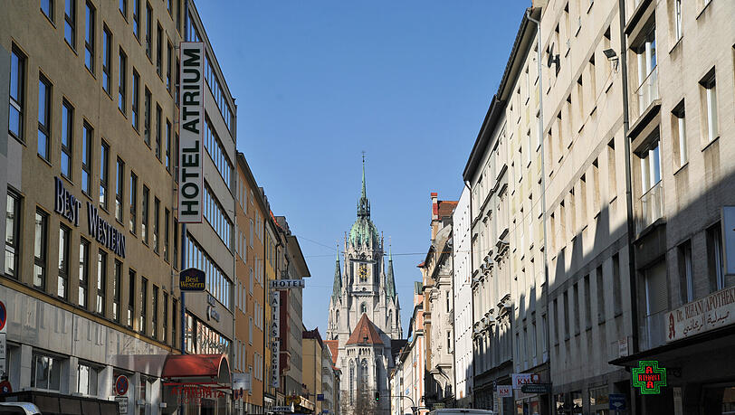 Durch die Landwehrstraße drängeln sich die Autofahrer vorbei an kleinen Hotels und Geschäften. Wer weiter blickt, schaut Richtung Paulskirche. Durch die Landwehrstraße drängeln sich die Autofahrer vorbei an kleinen Hotels und Geschäften. Wer weiter blickt, schaut Richtung Paulskirche.