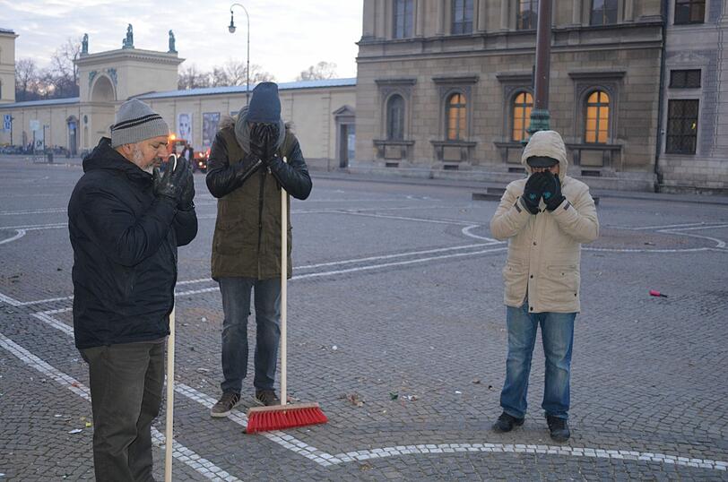 Vor dem Putzen sprachen die Teilnehmer ein Gebet. Sie baten für ein segensreiches Jahr 2014.