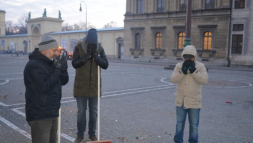 Vor dem Putzen sprachen die Teilnehmer ein Gebet. Sie baten für ein segensreiches Jahr 2014. Vor dem Putzen sprachen die Teilnehmer ein Gebet. Sie baten für ein segensreiches Jahr 2014.