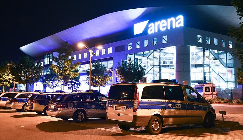 Bombendrohung beim "Germany's next Topmodel"-Finale in Mannheim! Die Show wird abgebrochen, Heidi Klum und die Zuschauer müssen die SAP Arena verlassen. Die Bilder.