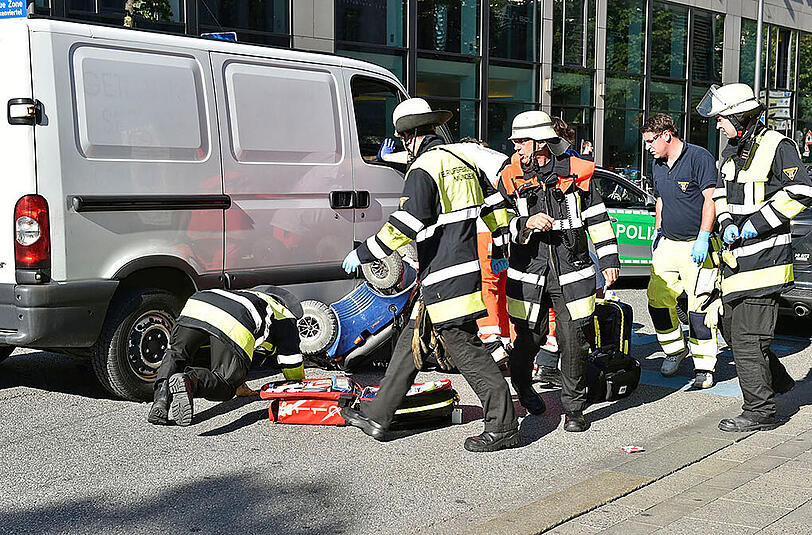 Schrecklicher Unfall: Eine 82-Jährige wird mitsamt ihrem elektrischen Rollstuhl unter einem Transporter eingeklemmt.