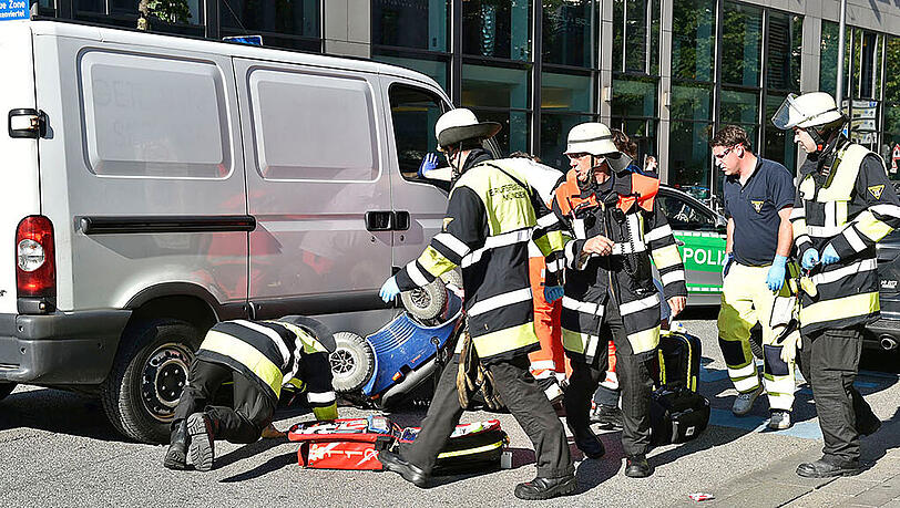 Schrecklicher Unfall: Eine 82-Jährige wird mitsamt ihrem elektrischen Rollstuhl unter einem Transporter eingeklemmt. Schrecklicher Unfall: Eine 82-Jährige wird mitsamt ihrem elektrischen Rollstuhl unter einem Transporter eingeklemmt.