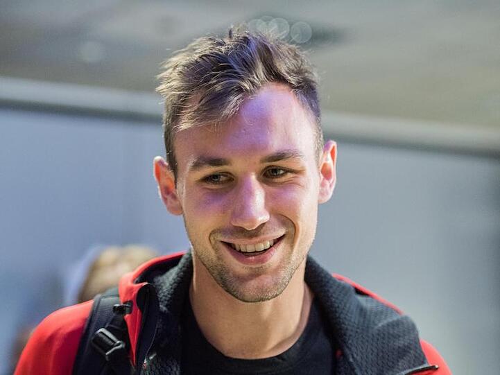 Sichtlich müde und glücklich: Niklas Kaul bei seinem Empfang auf dem Flughafen.