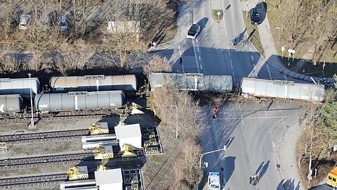 Die Waggons kamen auf der Kreuzung zum Stehen.
