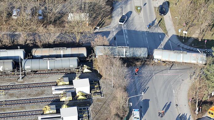 Die Waggons kamen auf der Kreuzung zum Stehen.