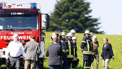 Bundeskanzlerin Angela Merkel trifft Kollegen zweier im Hochwasser-Einsatz gestorbener Feuerwehrleute in Schalksm&uuml;hle.