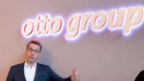 Alexander Birken, Vorstandsvorsitzender der Otto Group, hat keine gute Nachrichten. Die hohe Inflation und die Konsumflaute nach dem russischen Angriff auf die Ukraine haben die Otto Group in die roten Zahlen gedrückt.