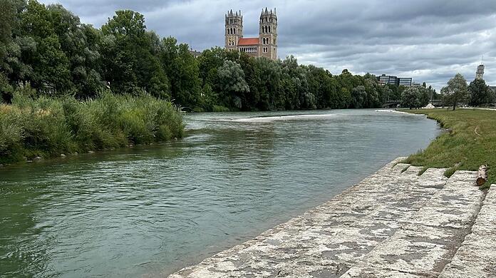 Als AZ-Reporter John Schneider die Stufen an der Isar fotografiert hat, war gerade nichts los. Wenn es richtig sonnig ist, findet man hier aber kaum einen Platz.
