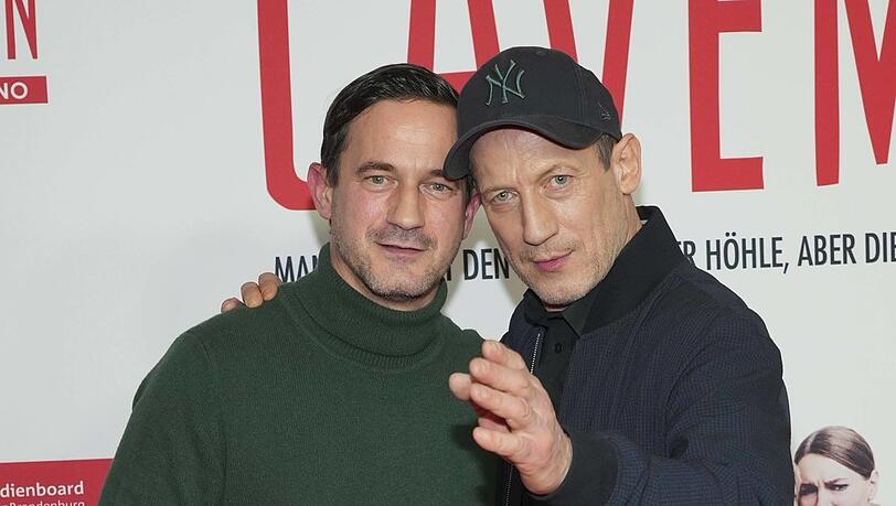 Die beiden Br&uuml;der S&ouml;nke M&ouml;hring (l., 53) und Wotan Wilke M&ouml;hring (58) bei der Premiere von "Caveman" 2023 in Berlin.