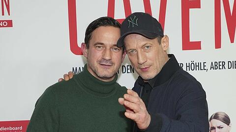 Die beiden Br&uuml;der S&ouml;nke M&ouml;hring (l., 53) und Wotan Wilke M&ouml;hring (58) bei der Premiere von &bdquo;Caveman&ldquo; 2023 in Berlin.