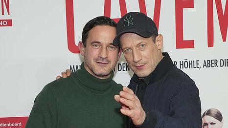 Die beiden Br&uuml;der S&ouml;nke M&ouml;hring (l., 53) und Wotan Wilke M&ouml;hring (58) bei der Premiere von "Caveman" 2023 in Berlin.