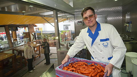Otto Heckl, Neffe von Fr&uuml;hlingsfest-Chefin Yvonne Heckl, hat heuer auf dem Fr&uuml;hlingsfest seinen eigenen Imbissstand &ndash; die "Rollende Metzgerei". Die Bratw&uuml;rstl werden von dem Metzgermeister direkt vor Ort frisch hergestellt.