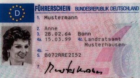 Der neue EU-Führerschein: Jeder kann ihn lesen - nur die Führerscheinbehörde braucht aufgrund einer Vorschrift Übersetzer.
