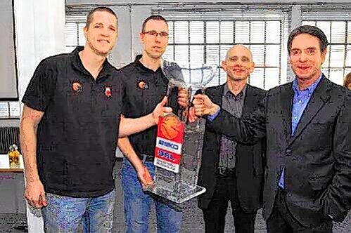 Weiter so: Kapitän Casey Jacobsen, Trainer Chris Fleming, Manager Wolfgang Heyder und Brose-Boss Michael Stoschek (v. l.).