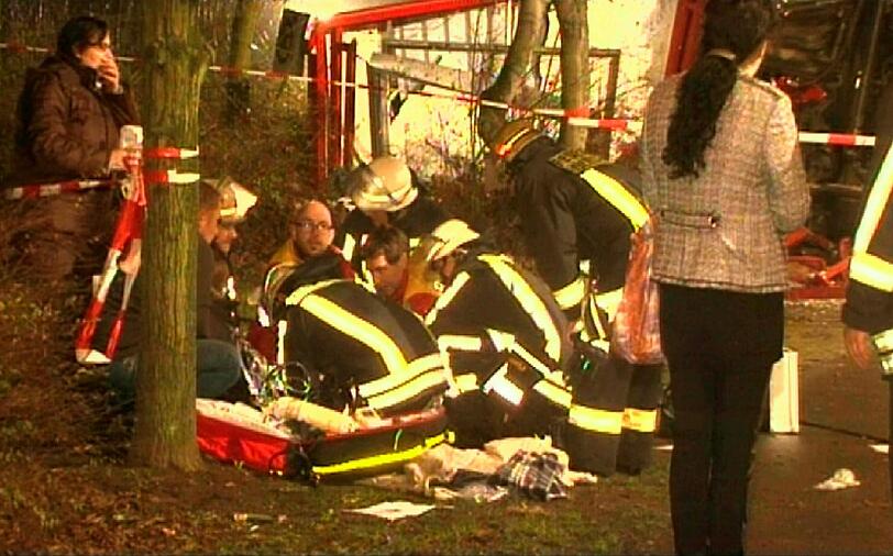 Die Bilder vom Unfall: In Duisburg ist ein Lkw in eine Bushaltestelle gekracht.