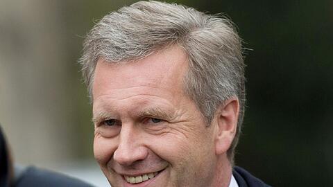 Er lacht, als er aus dem Gericht kommt: Der Prozess gegen Ex-Bundespräsident Christian Wulff könnte bald eingestellt werden. Richter Frank Rosenow findet, man könne ihm wirkliche Schuld nicht nachweisen.