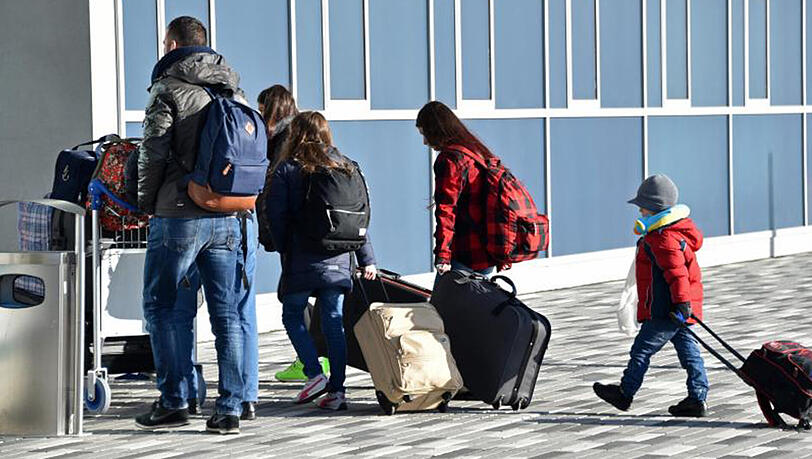 Abgelehnte Asylbewerber betreten den Terminal des Kassel-Airports. Die sogenannte freiwillige Ausreise führte sie zurück nach Pristina (Kosovo) oder Tirana (Albanien). Abgelehnte Asylbewerber betreten den Terminal des Kassel-Airports. Die sogenannte freiwillige Ausreise führte sie zurück nach Pristina (Kosovo) oder Tirana (Albanien).