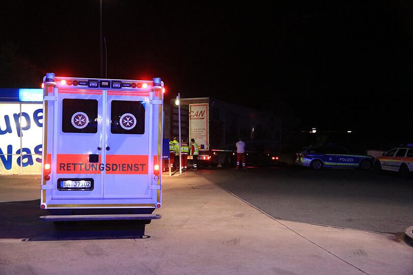 Erschöpft und ausgehungert kletterten sie von der Ladefläche. Mehrere Notärzte untersuchten die Flüchtlinge, die jedoch keine gesundheitlichen Probleme hatten.