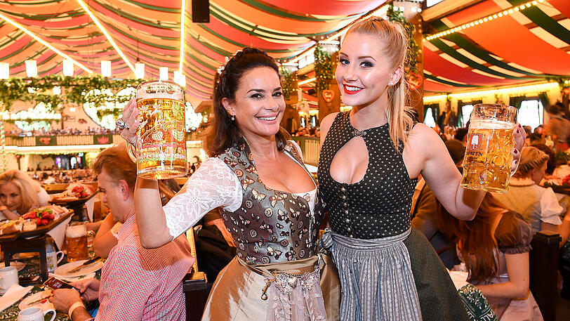 Gitta Saxx (Playmate des Jahrhunderts) mit Patrizia Dinkel (Wiesn-Playmate)