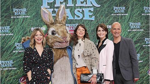Die Schauspieler und Synchronsprecher Heike Makatsch (l-r), Jessica Schwarz, Anja Kling und Christoph Maria Herbst kommen zur Deutschlandpremiere des Kinofilms "Peter Hase"