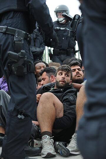 Konfrontation mit der Polizei. Auf einer Brücke in Dachau schreitet die Polizei ein und umzingelt die Flüchtlinge.