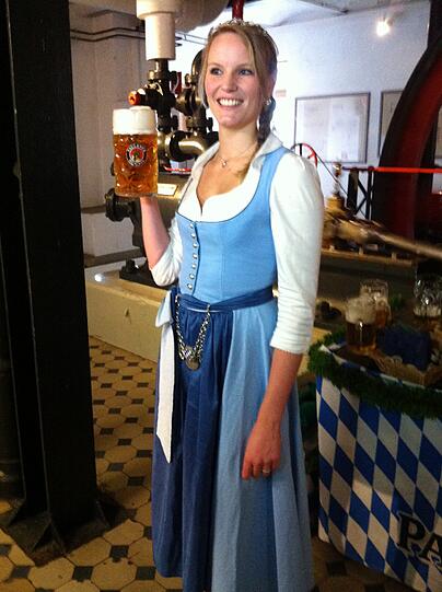 Prost! Bierkönigin Marlene Speck hat&rsquo;s geschafft. Ganz ohne Spritzer!