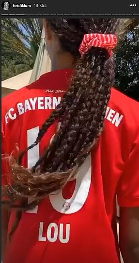 Auch Heidi Klums Lou trägt ein Bayern-Trikot.