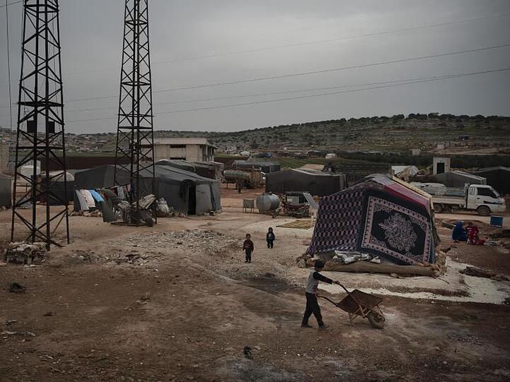 Kinder spielen in einem Lager in der Nähe der Stadt Idlib in Syrien.