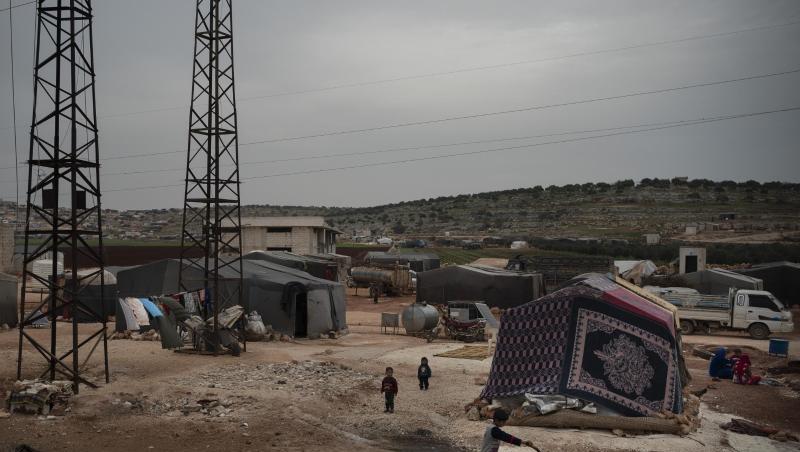 Kinder spielen in einem Lager in der Nähe der Stadt Idlib in Syrien. Kinder spielen in einem Lager in der Nähe der Stadt Idlib in Syrien.