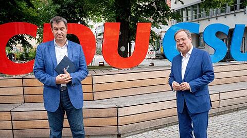 CDU-Kanzlerkandidat Armin Laschet (r) und CSU-Chef Markus Söder geben vor der gemeinsamen Präsidiumssitzung ihrer Parteien ein Pressestatement.