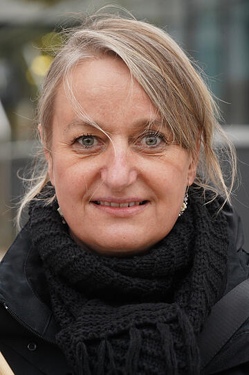 Eva Weiß (Stellvertretende Stationsleitung): "Es muss sich unbedingt etwas verbessern. Die Politik hat lange genug die Augen verschlossen. Es darf nicht nur Lippenbekenntnisse geben, sondern es braucht Taten. Die Corona-Stationen sind am Arbeiten und wir streiken solidarisch für diese Pflegekräfte mit."