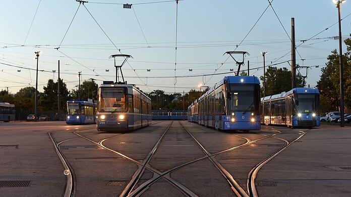 Die Tram ist bereit – Bund und Länder auch? Im Mai soll das 9-Euro-Ticket Gesetz werden. Noch sind aber Fragen offen.