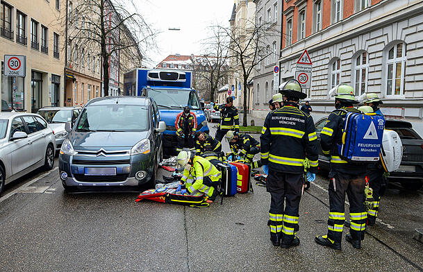 Einsatzkräfte der Feuerwehr am Unfallort. Einsatzkräfte der Feuerwehr am Unfallort.