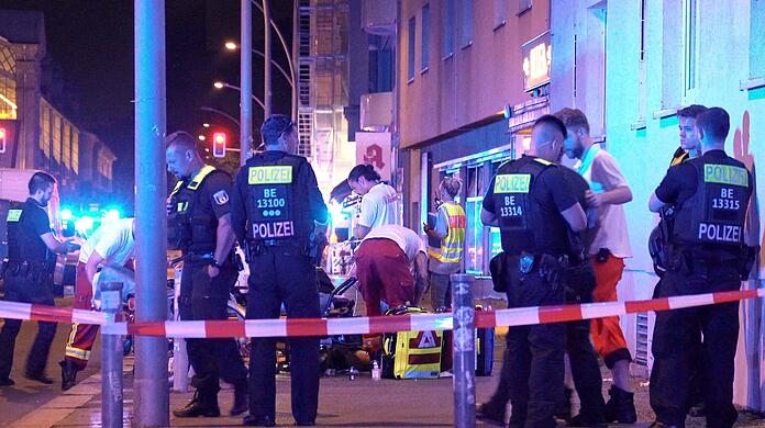 Schüsse in Berlin: Es gibt drei Verletzte, ein Mann stirbt am Tatort.