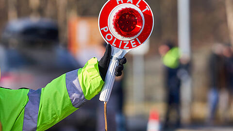 Die Münchner Zivilpolizei muss Verstärkung holen, um eine  festgesetzte Frau festzunehmen, weil sie in den Arm beißt. (Symbolbild)