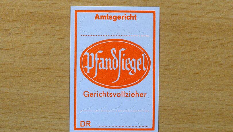 Gerichtsvollzieherinnen und -vollzieher sind eine der Berufsgruppen, die das neue mobile Alarmsystem testen sollen. (Symbolbild)