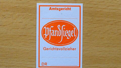 Gerichtsvollzieherinnen und -vollzieher sind eine der Berufsgruppen, die das neue mobile Alarmsystem testen sollen. (Symbolbild)