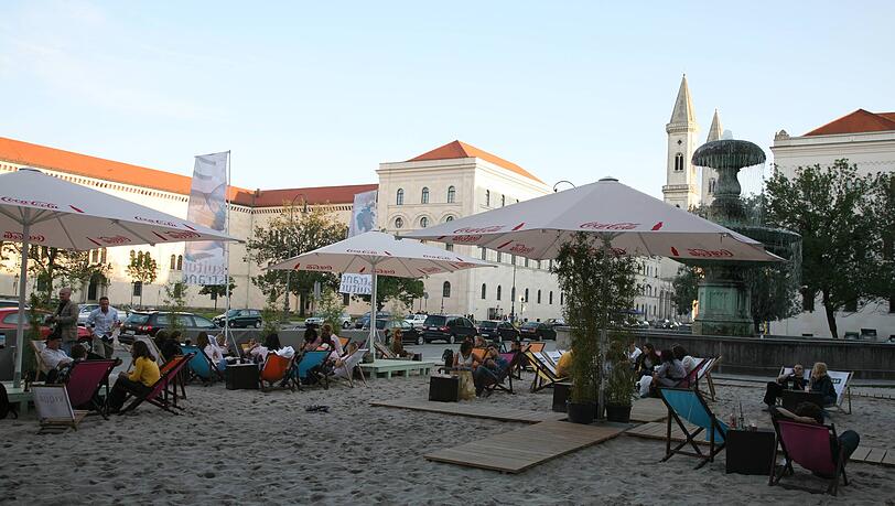 Bis 2011 gab es immer mal wieder einen Kulturstrand am Professor-Huber-Platz. Nach 15 Jahren Pause ist es jetzt wieder so weit.