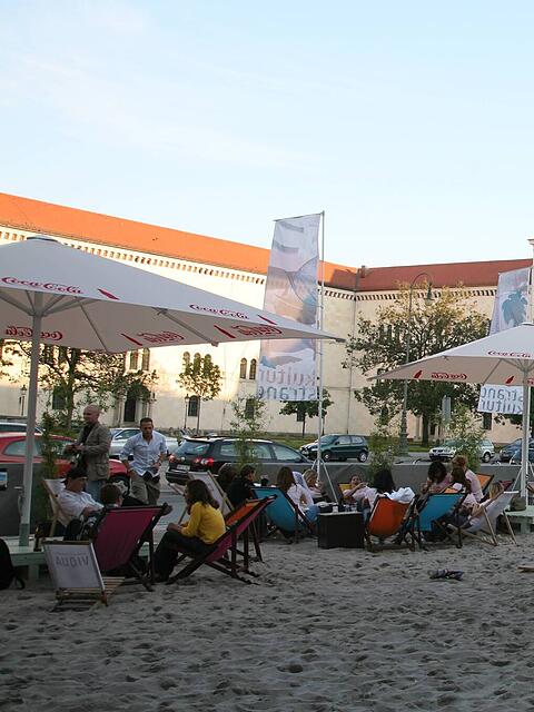 Bis 2011 gab es immer mal wieder einen Kulturstrand am Professor-Huber-Platz. Nach 15 Jahren Pause ist es jetzt wieder so weit.