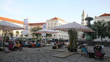 Bis 2011 gab es immer mal wieder einen Kulturstrand am Professor-Huber-Platz. Nach 15 Jahren Pause ist es jetzt wieder so weit.
