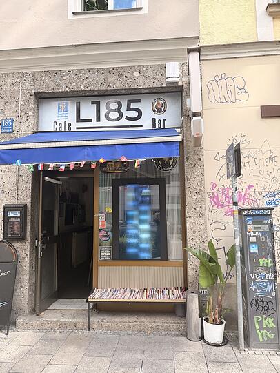Vor dem L185 gibt es eine Bank. Sitzen darf man da aber nur ohne Getränk. Vor dem L185 gibt es eine Bank. Sitzen darf man da aber nur ohne Getränk.