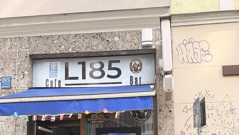 Vor dem L185 gibt es eine Bank. Sitzen darf man da aber nur ohne Getränk. Vor dem L185 gibt es eine Bank. Sitzen darf man da aber nur ohne Getränk.