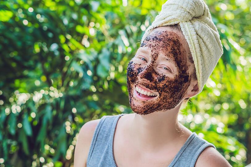 Kaffee macht nicht nur am fr&uuml;hen Morgen munter. Er g&ouml;nnt durch das Koffein auch unseren Zellen einen Frischekick. Auch Peeling oder eine Maske mit Kaffee (zum Beispiel vermischt mit Kokos&ouml;l, Zitronensaft oder Naturjoghurt) machen die Haut wach.