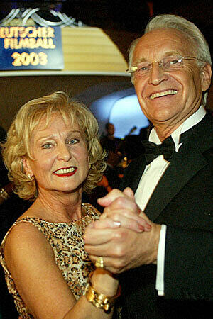Ex-Minister Präsident Edmund Stoiber scheint das Tanzen mit seiner Frau ebenso zu genießen.