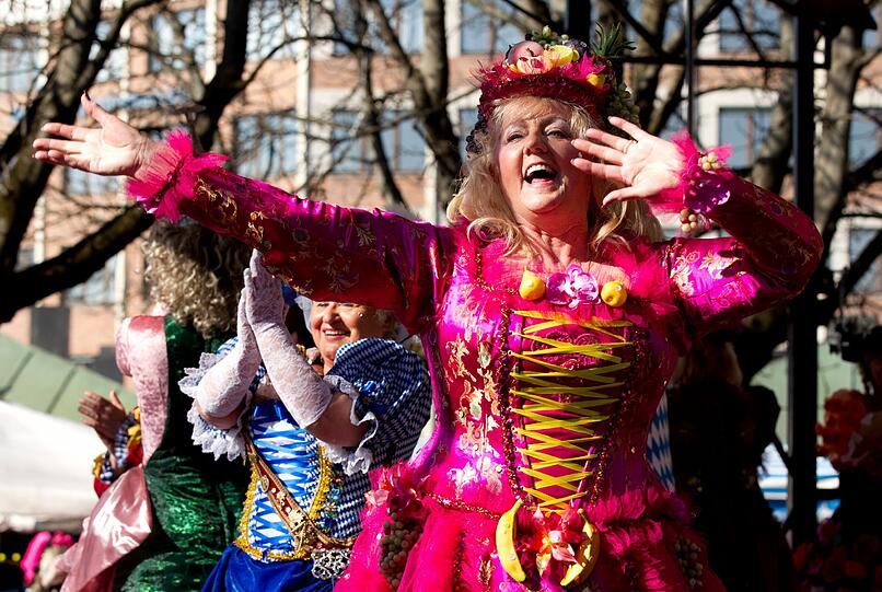 So feiert München Fasching auf dem Viktualienmarkt - sehen Sie hier die Bilder...