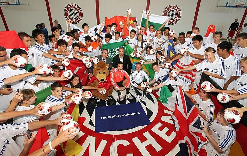 Allianz Junior Football Camp 2012: 63 Jugendliche aus 21 Ländern nehmen am Allianz Junior Football Camp 2012 teil. Hier mit (hinten, von links nach rechts) Matthias Fichtl, Head of Brand Building bei der Allianz SE; Jürgen Muth,Managing Director der Allianz Arena; (vorn, von links nach rechts)Berni, dem FC Bayern Maskottchen; Diego Contento, Spieler beim FC Bayern, und Sebastian Dremmler, leitender U16 Coach des FC Bayern.