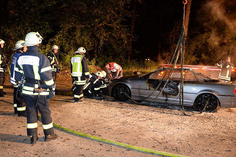 Auf der B 306 bei Siegsdorf brannte ein BMW-Cabrio völlig aus. Der Fahrer konnte sich in letzter Sekunde retten. Die Bilder vom Feuerwehreinsatz.
