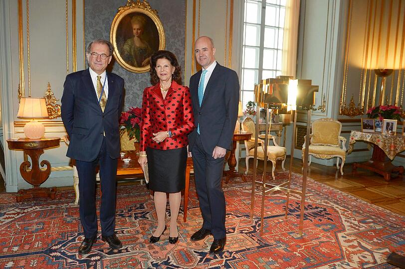 Silvia mit Per Westerberg (l.), Sprecher des Schwedischen Parlaments und Premierminister Fredrik Reinfeldt (r.), neben der Lampe, die sie vom Schwedischen Parlament zu ihrem Geburtstag bekommen hat.