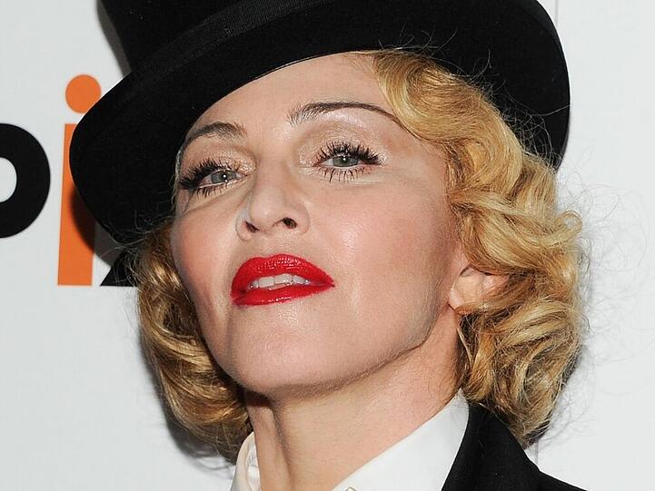 Hommage an Marlene Dietrich? Madonna ist für ihre extravaganten Outfits bekannt